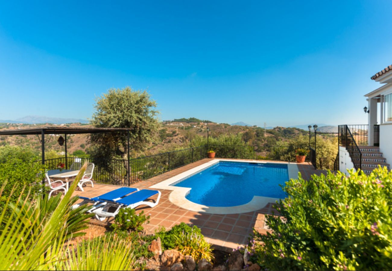 Villa Naranja has a private pool, garden with fruit orchard and lots of privacy. In Alhaurin el Grande, Andalusië