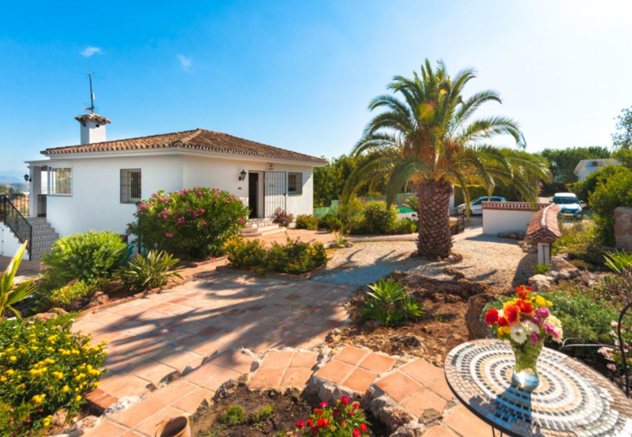 Villa Naranja has a private pool, garden with fruit orchard and lots of privacy. In Alhaurin el Grande, Andalusië
