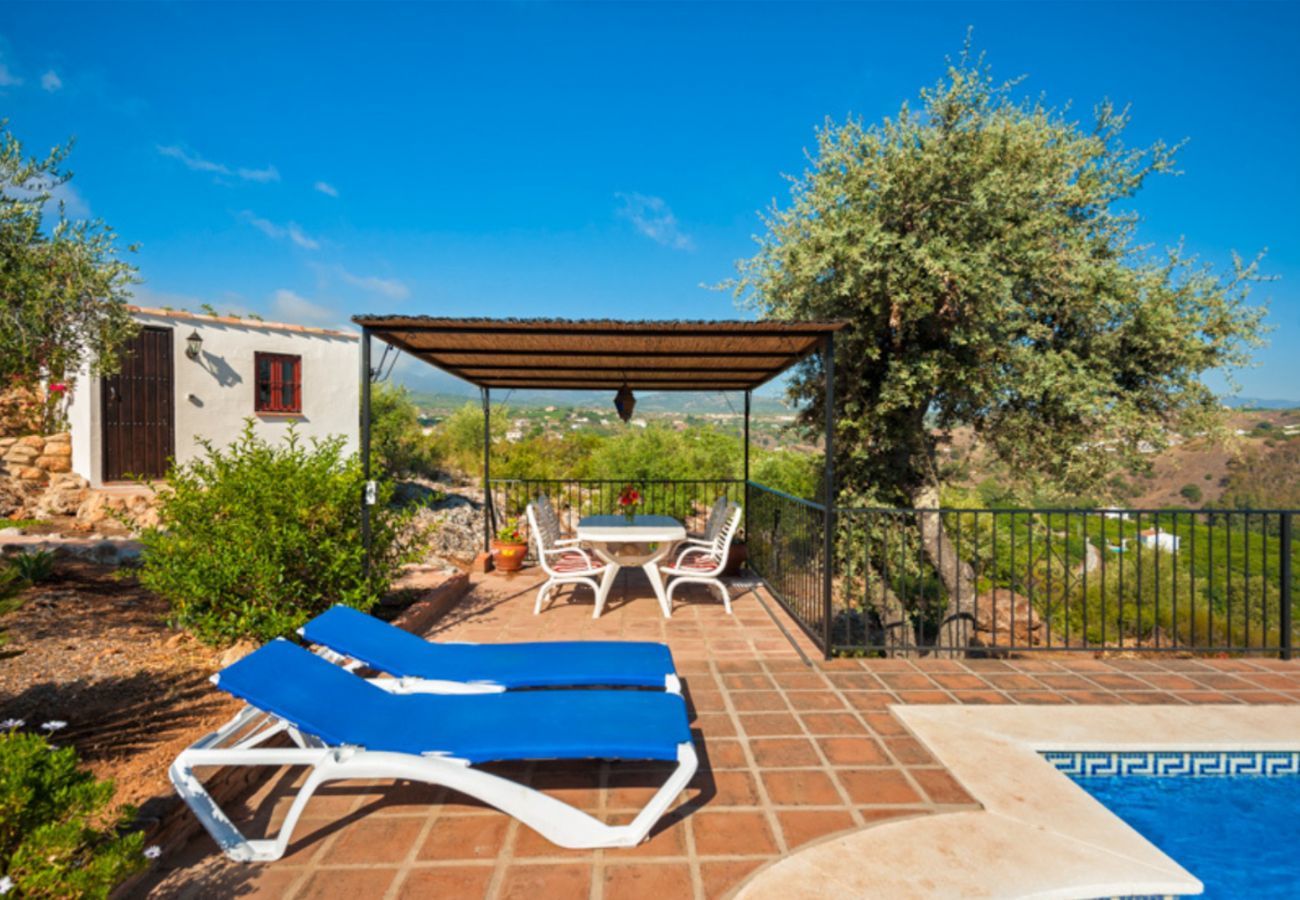 Villa Naranja has a private pool, garden with fruit orchard and lots of privacy. In Alhaurin el Grande, Andalusië