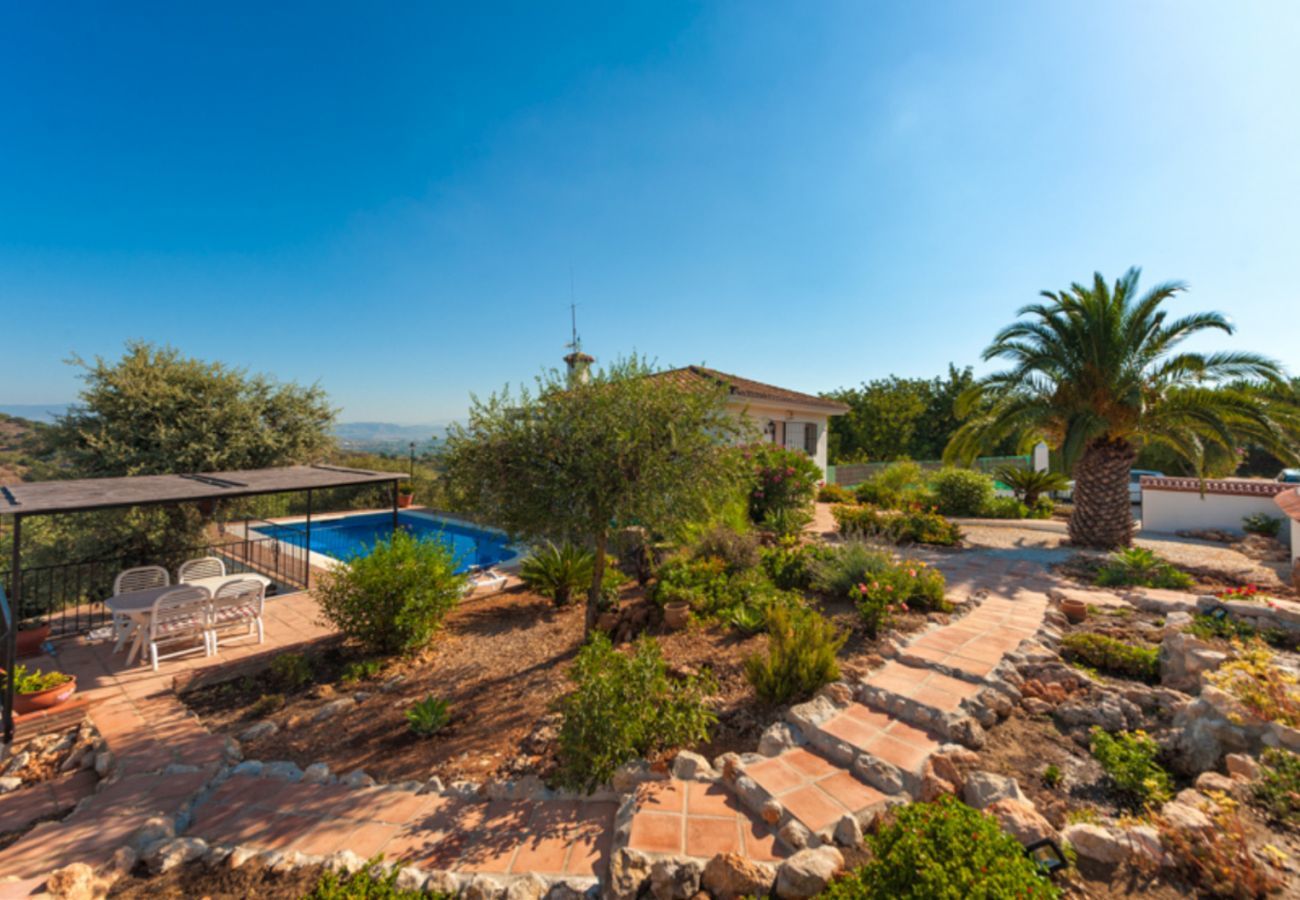 Villa Naranja has a private pool, garden with fruit orchard and lots of privacy. In Alhaurin el Grande, Andalusië