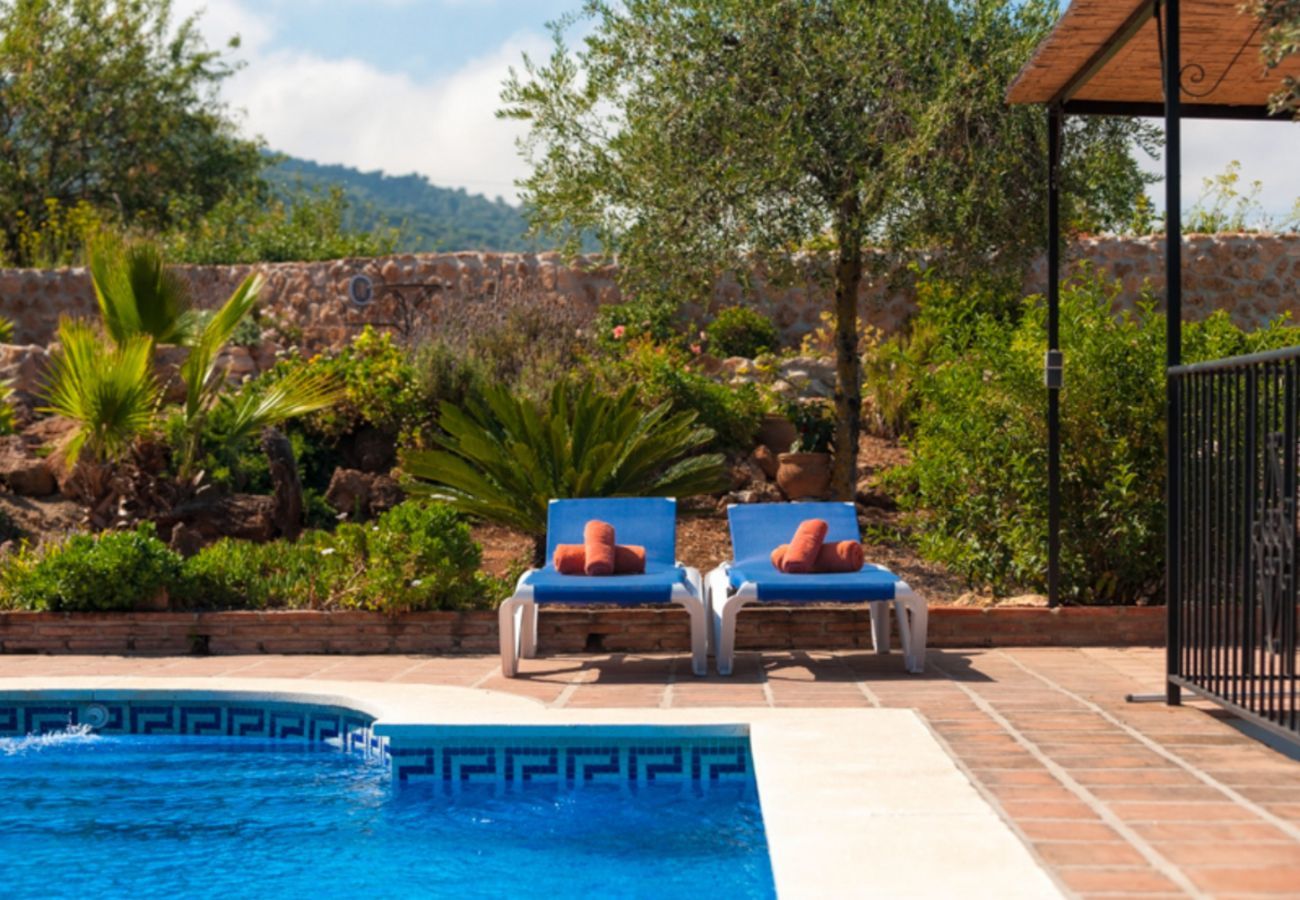 Villa Naranja has a private pool, garden with fruit orchard and lots of privacy. In Alhaurin el Grande, Andalusië