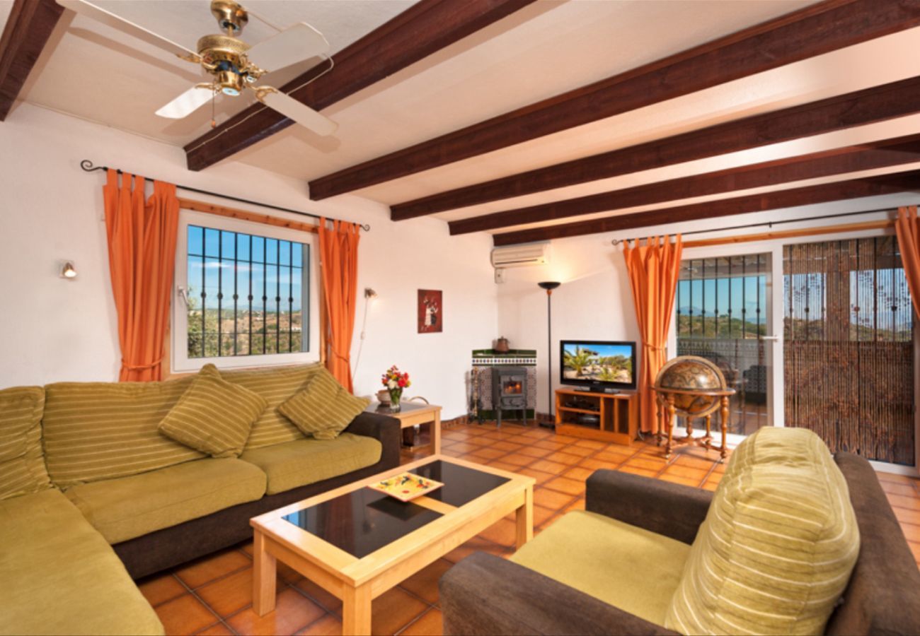 Villa Naranja has a private pool, garden with fruit orchard and lots of privacy. In Alhaurin el Grande, Andalusië