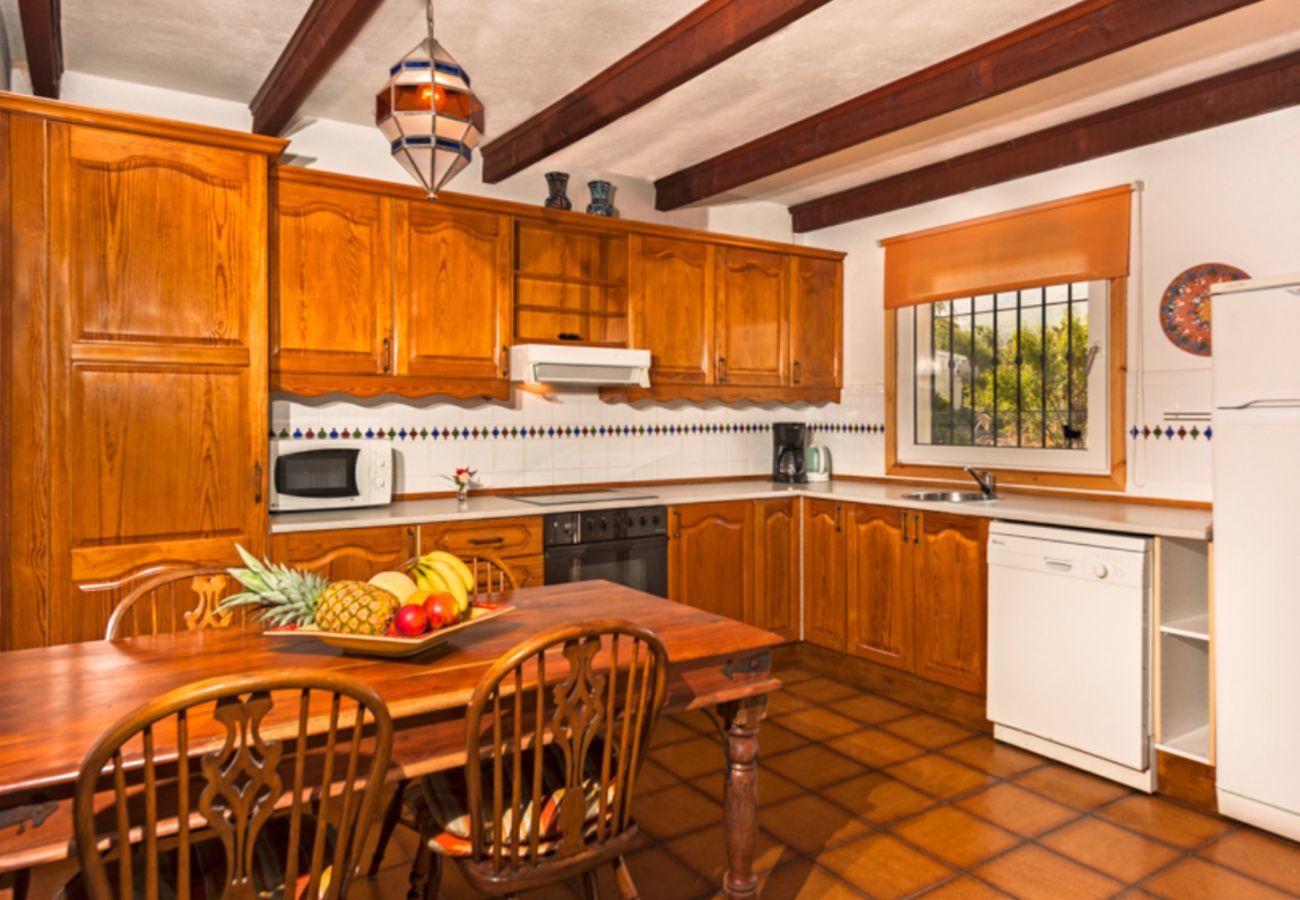Villa Naranja has a private pool, garden with fruit orchard and lots of privacy. In Alhaurin el Grande, Andalusië