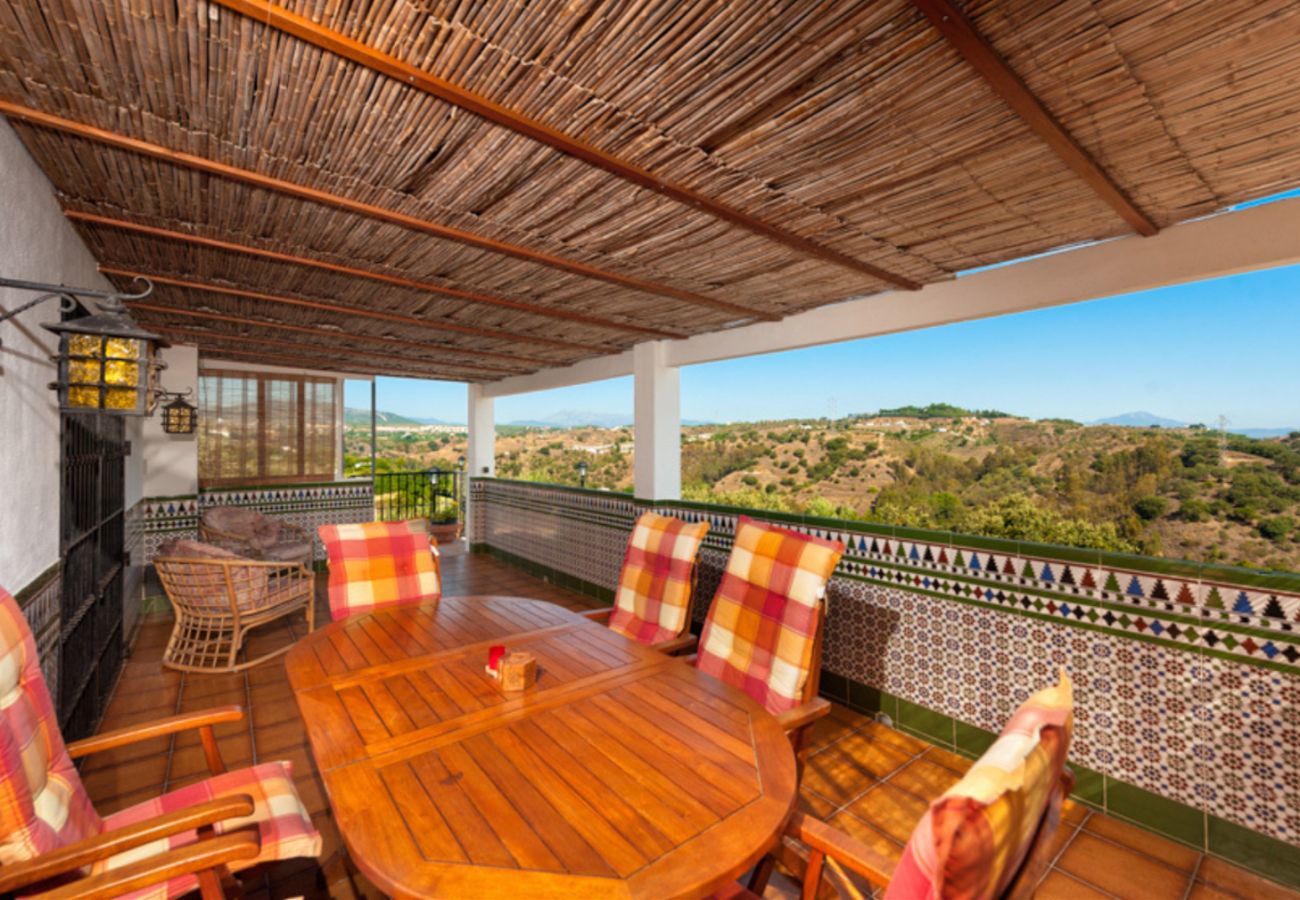 Villa Naranja has a private pool, garden with fruit orchard and lots of privacy. In Alhaurin el Grande, Andalusië