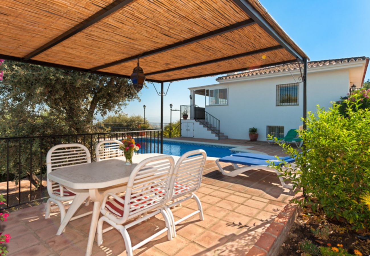 Villa Naranja has a private pool, garden with fruit orchard and lots of privacy. In Alhaurin el Grande, Andalusië
