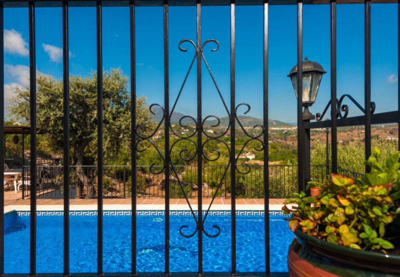 Villa Naranja has a private pool, garden with fruit orchard and lots of privacy. In Alhaurin el Grande, Andalusië