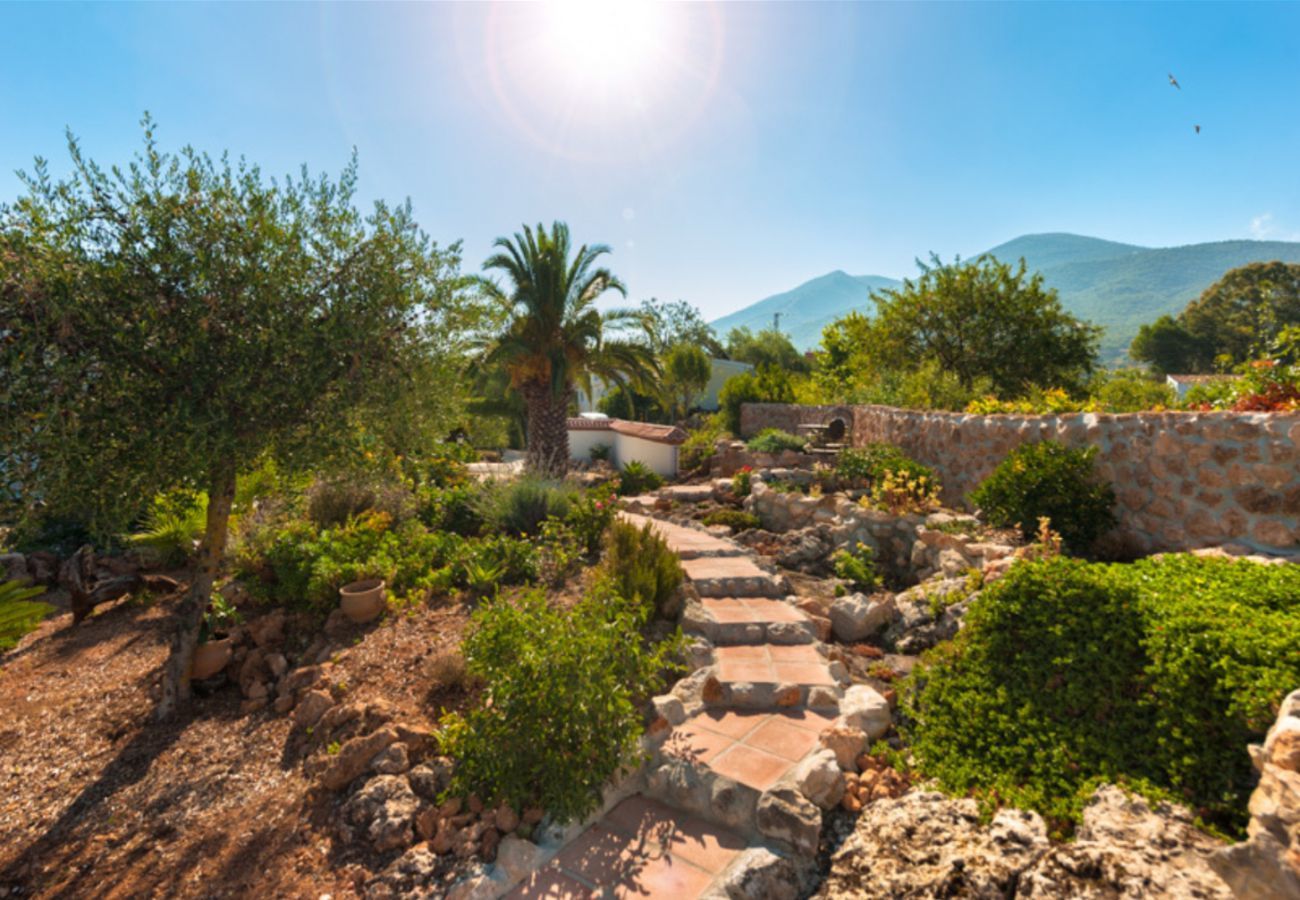 Villa Naranja has a private pool, garden with fruit orchard and lots of privacy. In Alhaurin el Grande, Andalusië