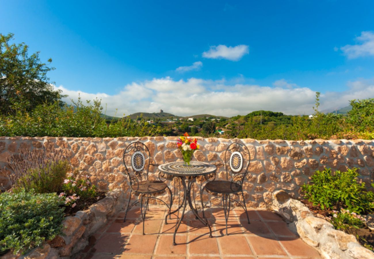 Villa Naranja has a private pool, garden with fruit orchard and lots of privacy. In Alhaurin el Grande, Andalusië