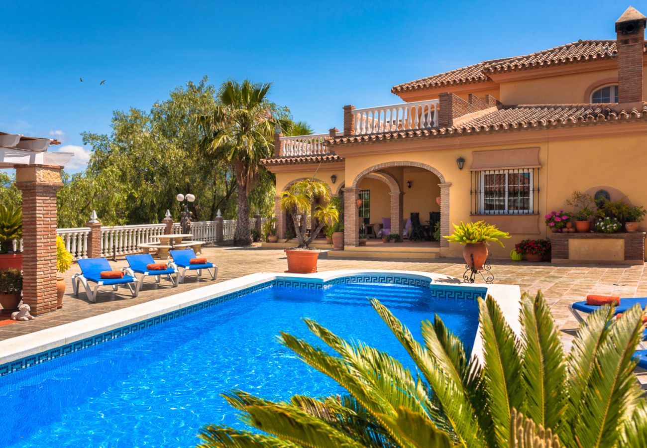 Villa Laura is a luxurious holiday home with private pool and lots of privacy. In Alhaurin el Grande, Andalusië