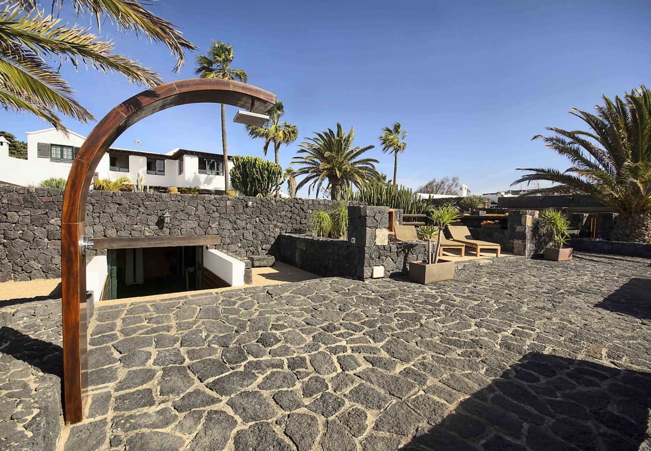 Villa Masdache is a lovely holiday home with large, tropical garden and volcano views in Masdache, Lanzarote