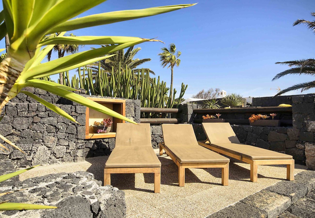 Villa Masdache is a lovely holiday home with large, tropical garden and volcano views in Masdache, Lanzarote