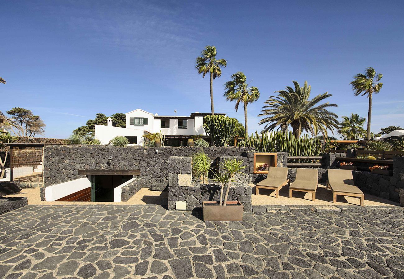 Villa Masdache is a lovely holiday home with large, tropical garden and volcano views in Masdache, Lanzarote