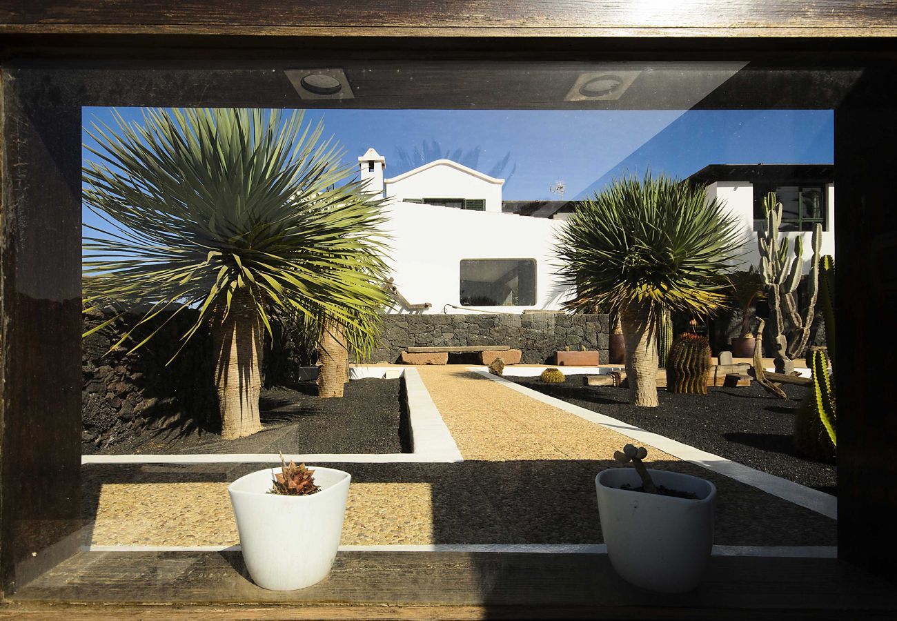 Villa Masdache is a lovely holiday home with large, tropical garden and volcano views in Masdache, Lanzarote