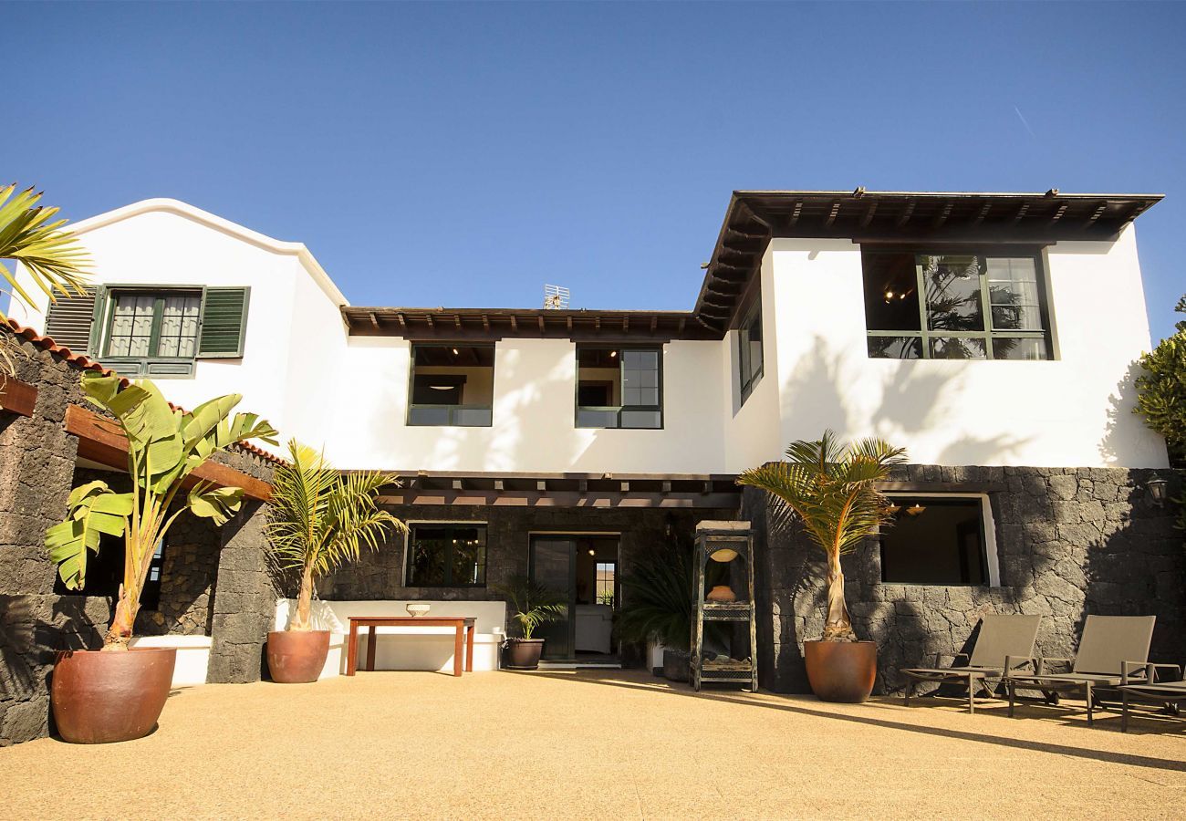 Villa Masdache is a lovely holiday home with large, tropical garden and volcano views in Masdache, Lanzarote