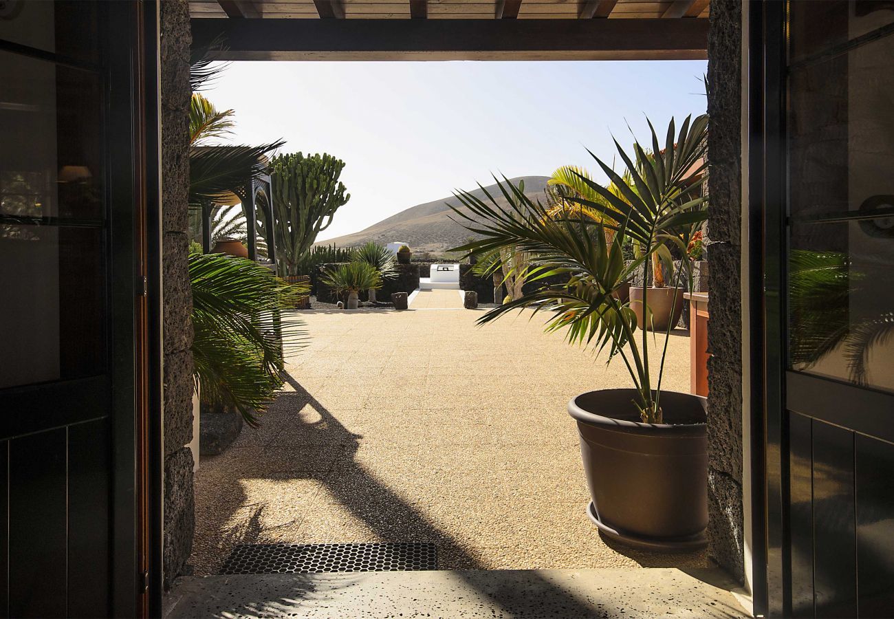 Villa Masdache is a lovely holiday home with large, tropical garden and volcano views in Masdache, Lanzarote