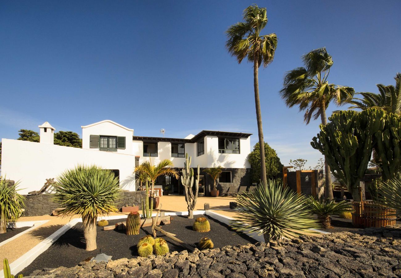Villa Masdache is a lovely holiday home with large, tropical garden and volcano views in Masdache, Lanzarote