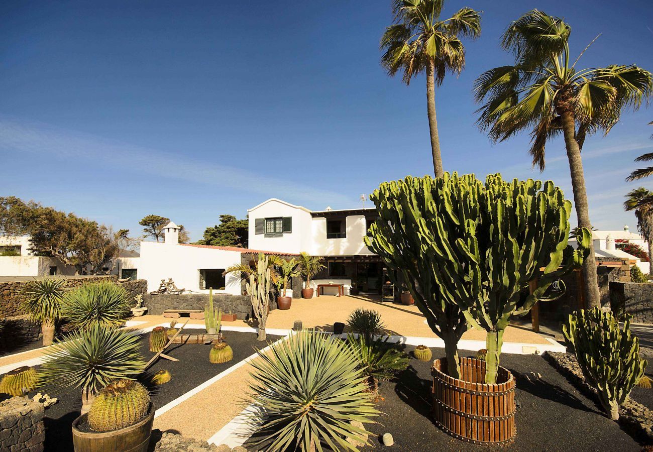 Villa Masdache is a lovely holiday home with large, tropical garden and volcano views in Masdache, Lanzarote