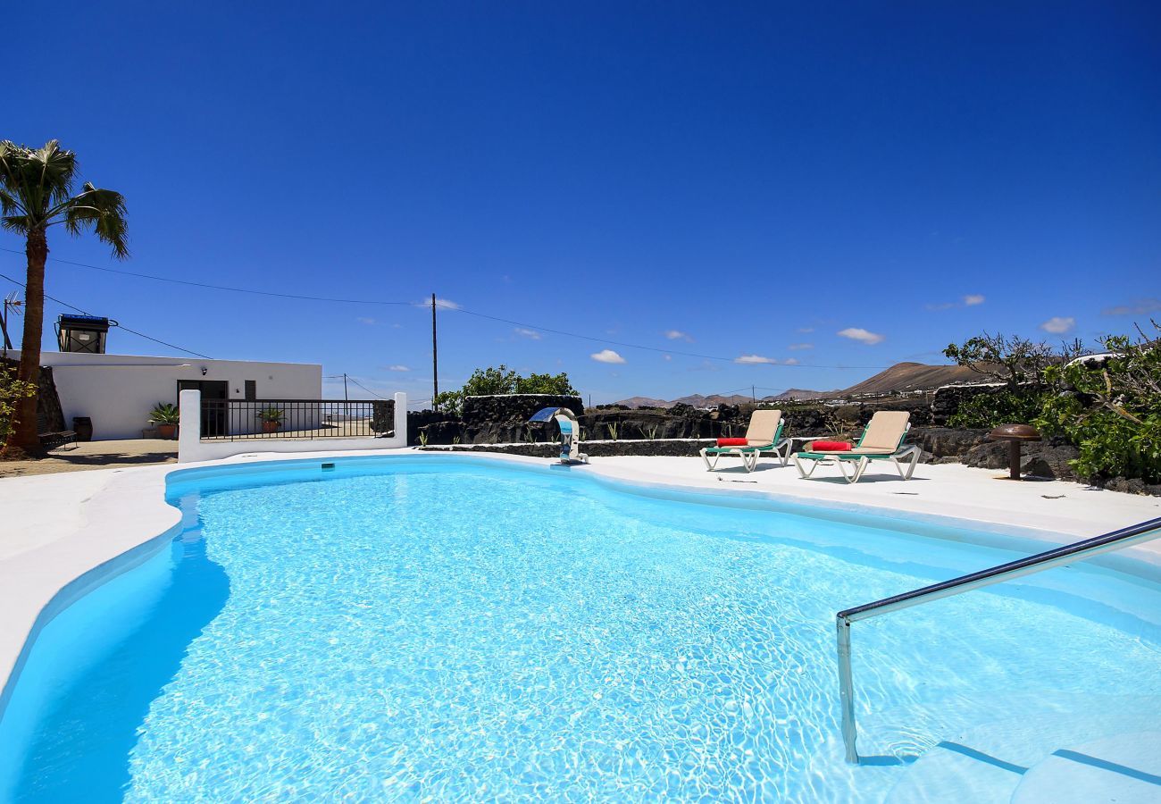 Villa Lanzarote Pequeña is a holiday home for two with private pool and privacy in Masdache, Lanzarote