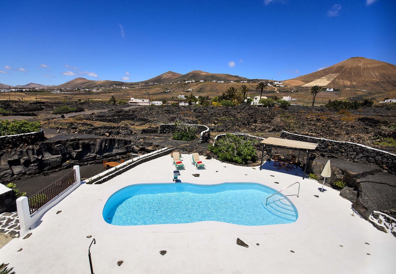 Villa Lanzarote Pequeña is a holiday home for two with private pool and privacy in Masdache, Lanzarote