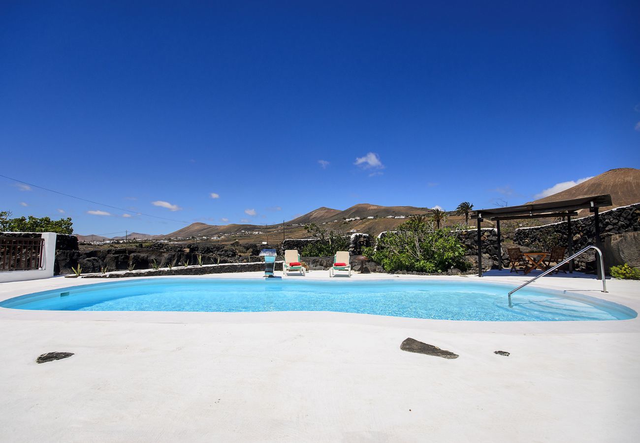 Villa Lanzarote Pequeña is a holiday home for two with private pool and privacy in Masdache, Lanzarote