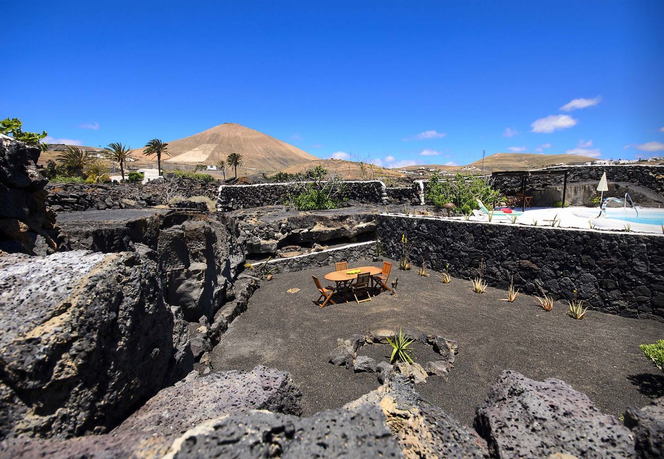 Villa Lanzarote Pequeña is a holiday home for two with private pool and privacy in Masdache, Lanzarote