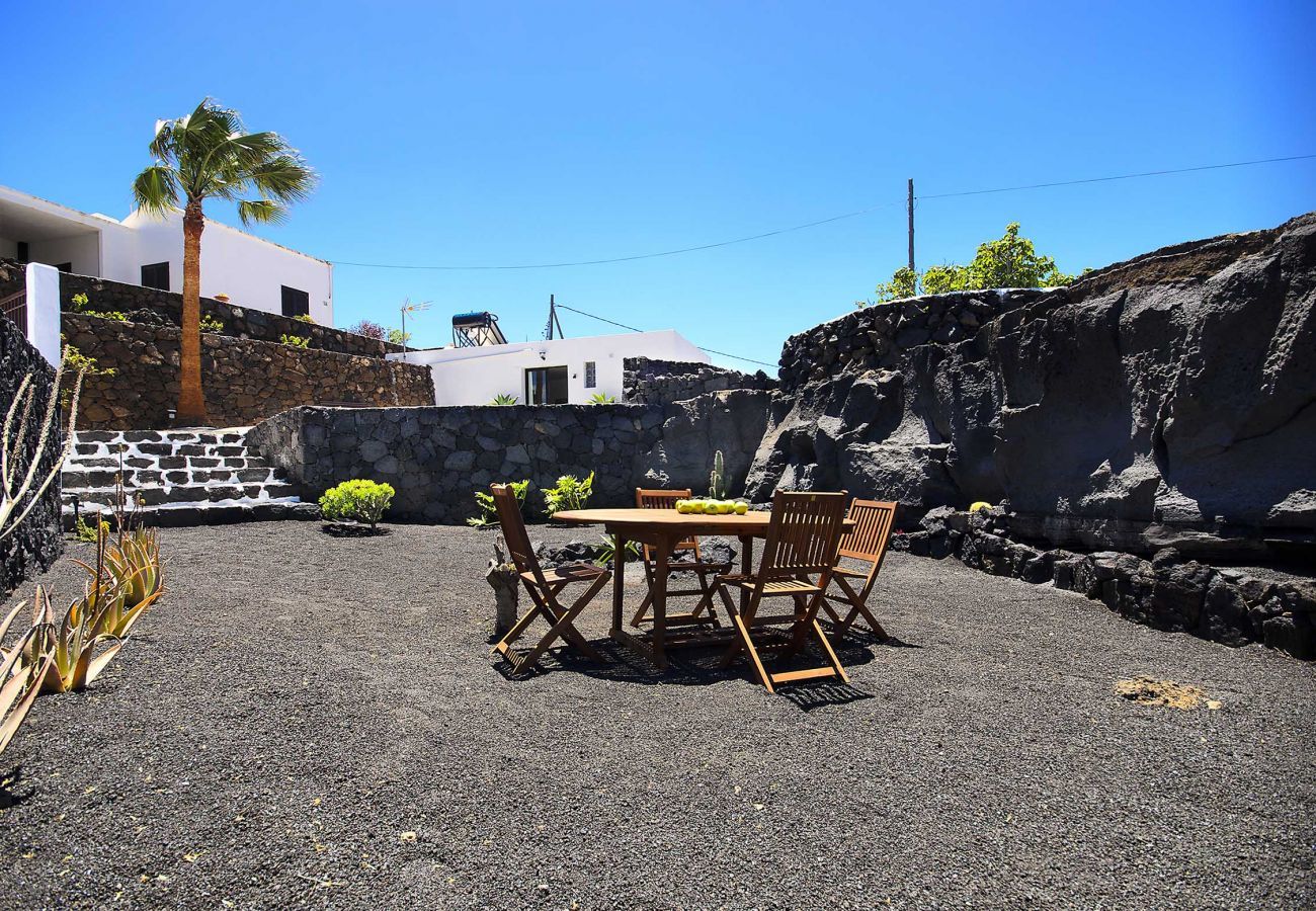 Villa Lanzarote Pequeña is a holiday home for two with private pool and privacy in Masdache, Lanzarote