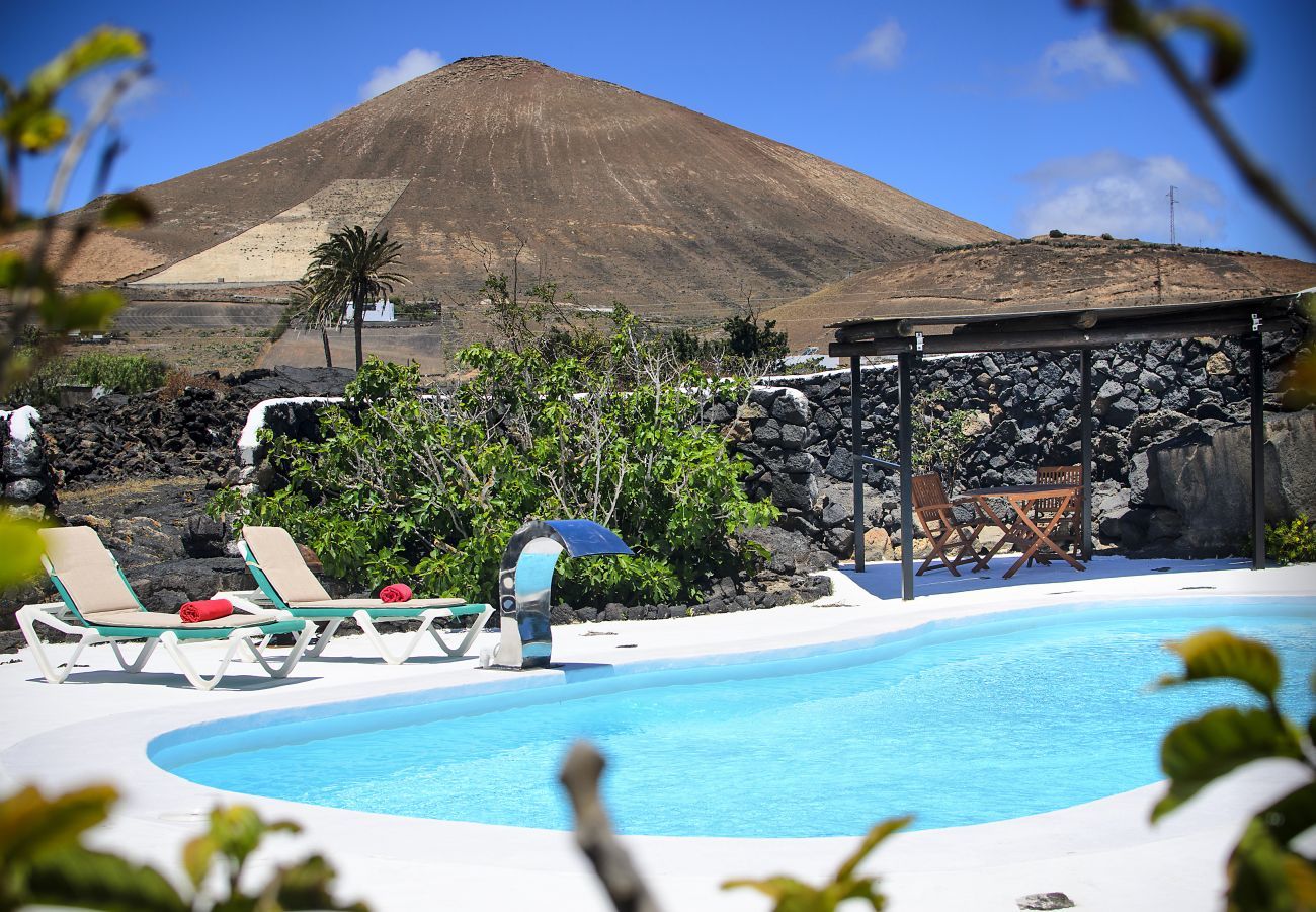 Villa Lanzarote Pequeña is a holiday home for two with private pool and privacy in Masdache, Lanzarote