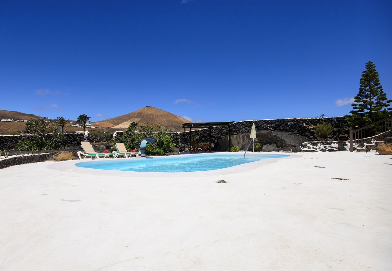 Villa Lanzarote Pequeña is a holiday home for two with private pool and privacy in Masdache, Lanzarote