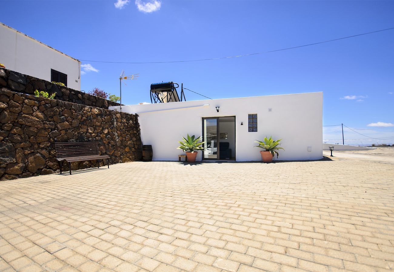 Villa Lanzarote Pequeña is a holiday home for two with private pool and privacy in Masdache, Lanzarote