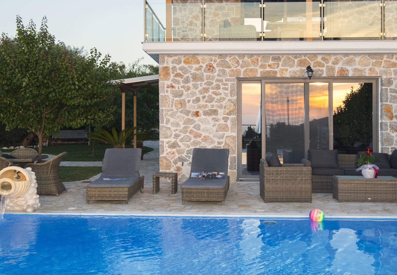 Villa in Tsoukalades - Villa Illios
