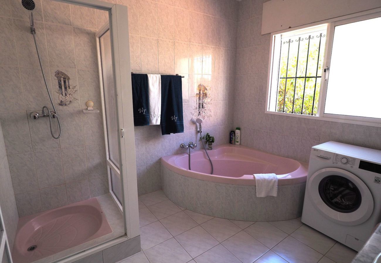Casa Naranja is a one-level holiday home with garden, private pool and sea view. Near centre and beach in Nerja, Spain