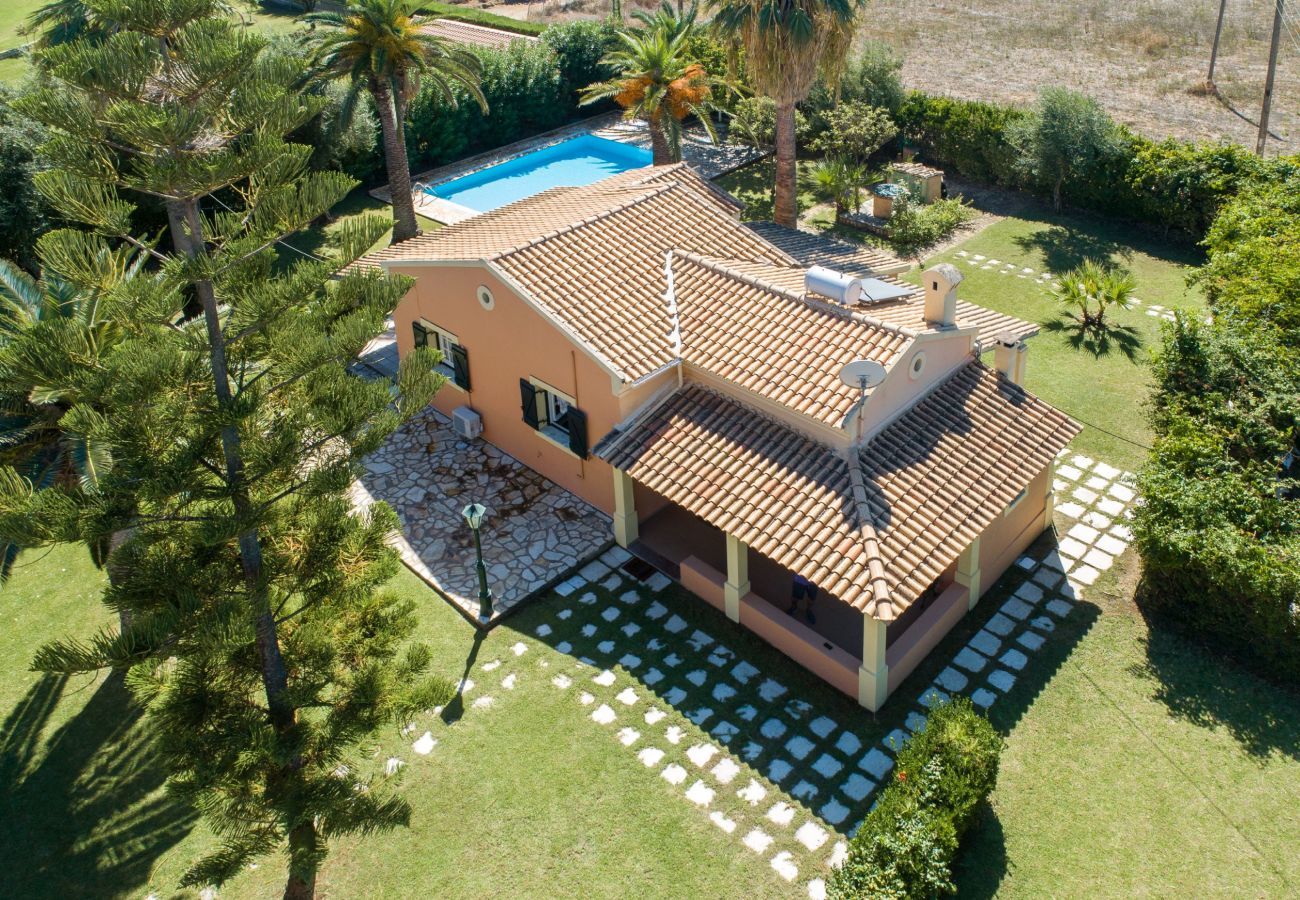 Villa Aretha is een vrijstaande villa met privé zwembad op loopafstand van het strand in Acharavi, Corfu