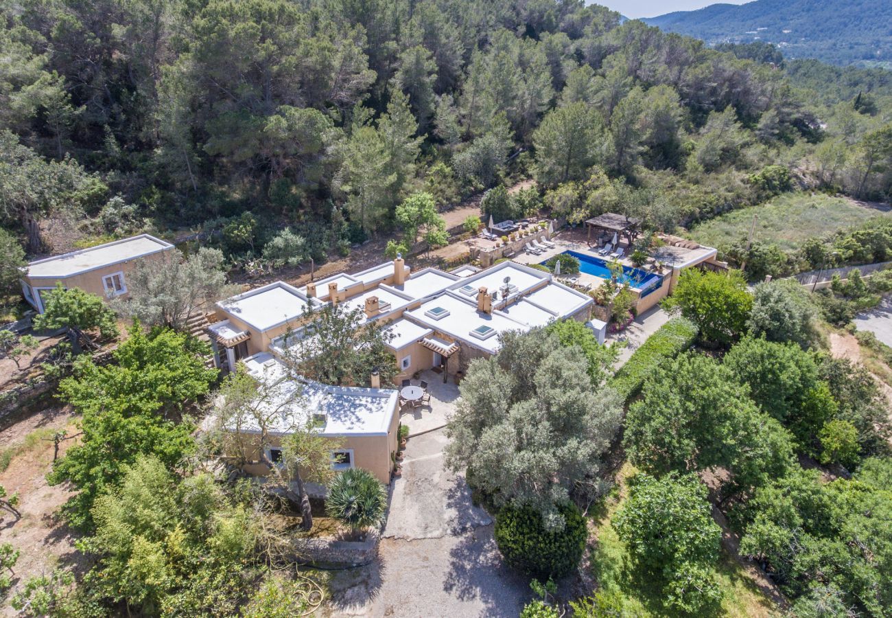Stylish villa San Agustin with rural location, privacy and private pool. Walking distance from the village of San Agustin. 