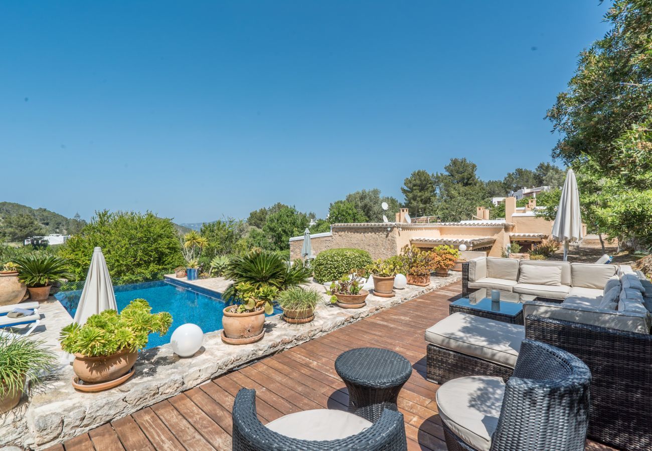 Stylish villa San Agustin with rural location, privacy and private pool. Walking distance from the village of San Agustin. 