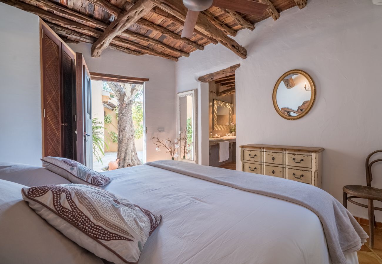 Stylish villa San Agustin with rural location, privacy and private pool. Walking distance from the village of San Agustin. 