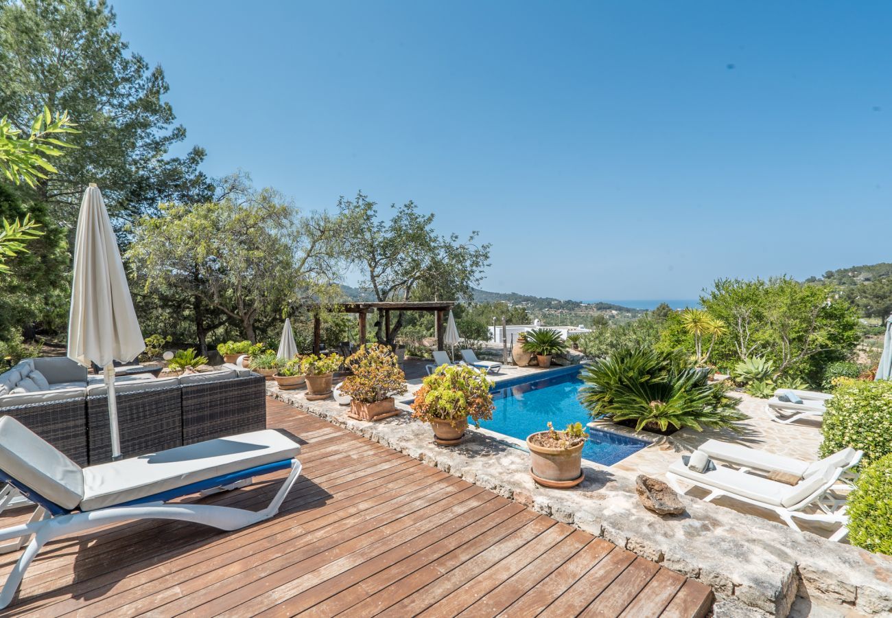 Stylish villa San Agustin with rural location, privacy and private pool. Walking distance from the village of San Agustin. 