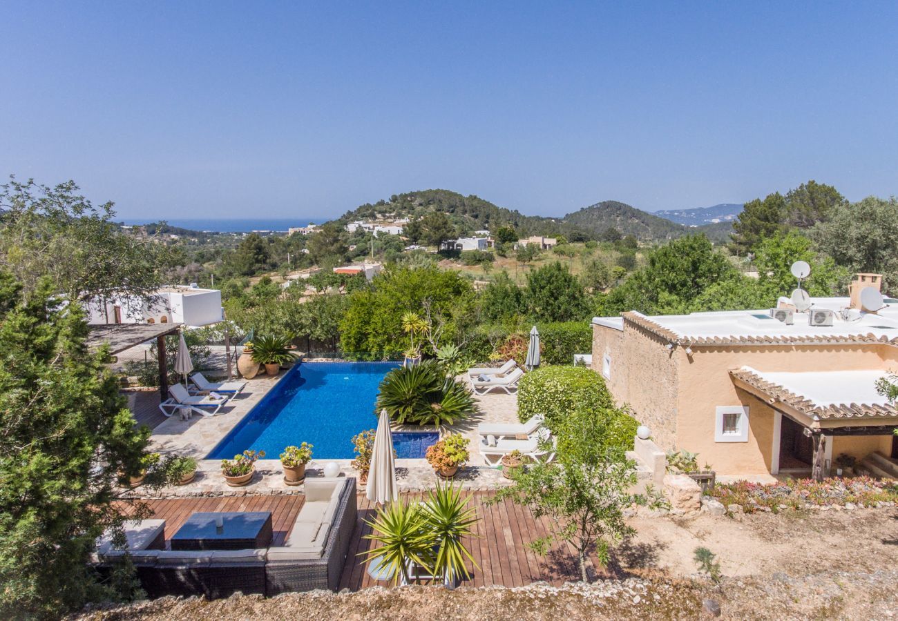Stylish villa San Agustin with rural location, privacy and private pool. Walking distance from the village of San Agustin. 