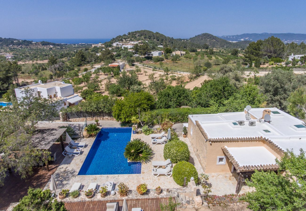 Stylish villa San Agustin with rural location, privacy and private pool. Walking distance from the village of San Agustin.