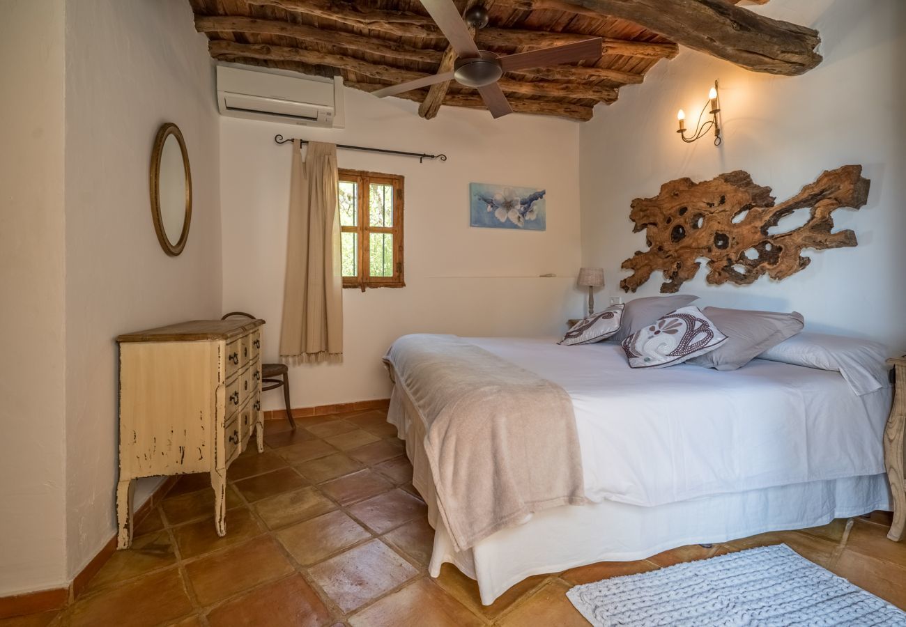 Stylish villa San Agustin with rural location, privacy and private pool. Walking distance from the village of San Agustin. 