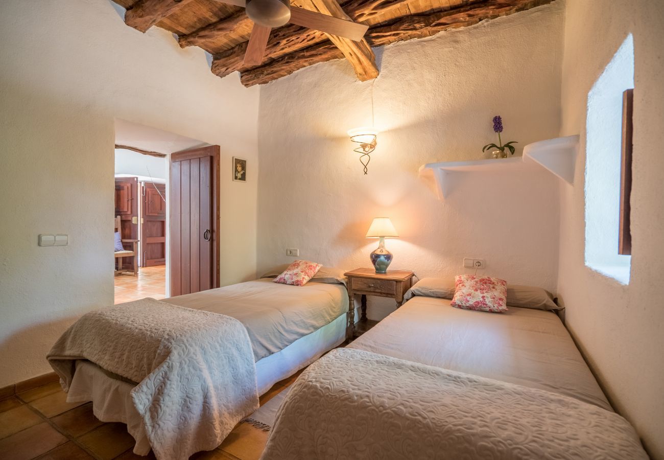 Stylish villa San Agustin with rural location, privacy and private pool. Walking distance from the village of San Agustin. 