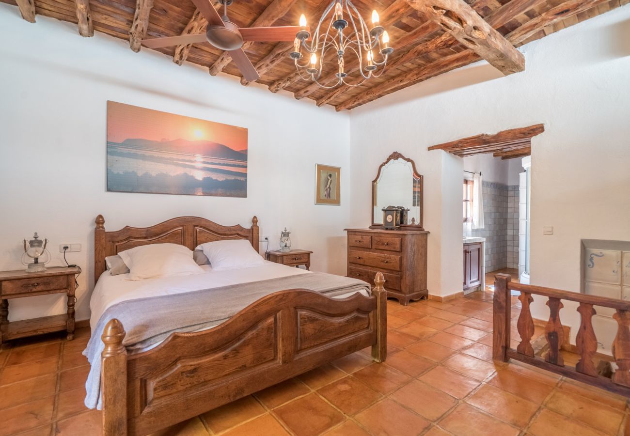 Stylish villa San Agustin with rural location, privacy and private pool. Walking distance from the village of San Agustin. 