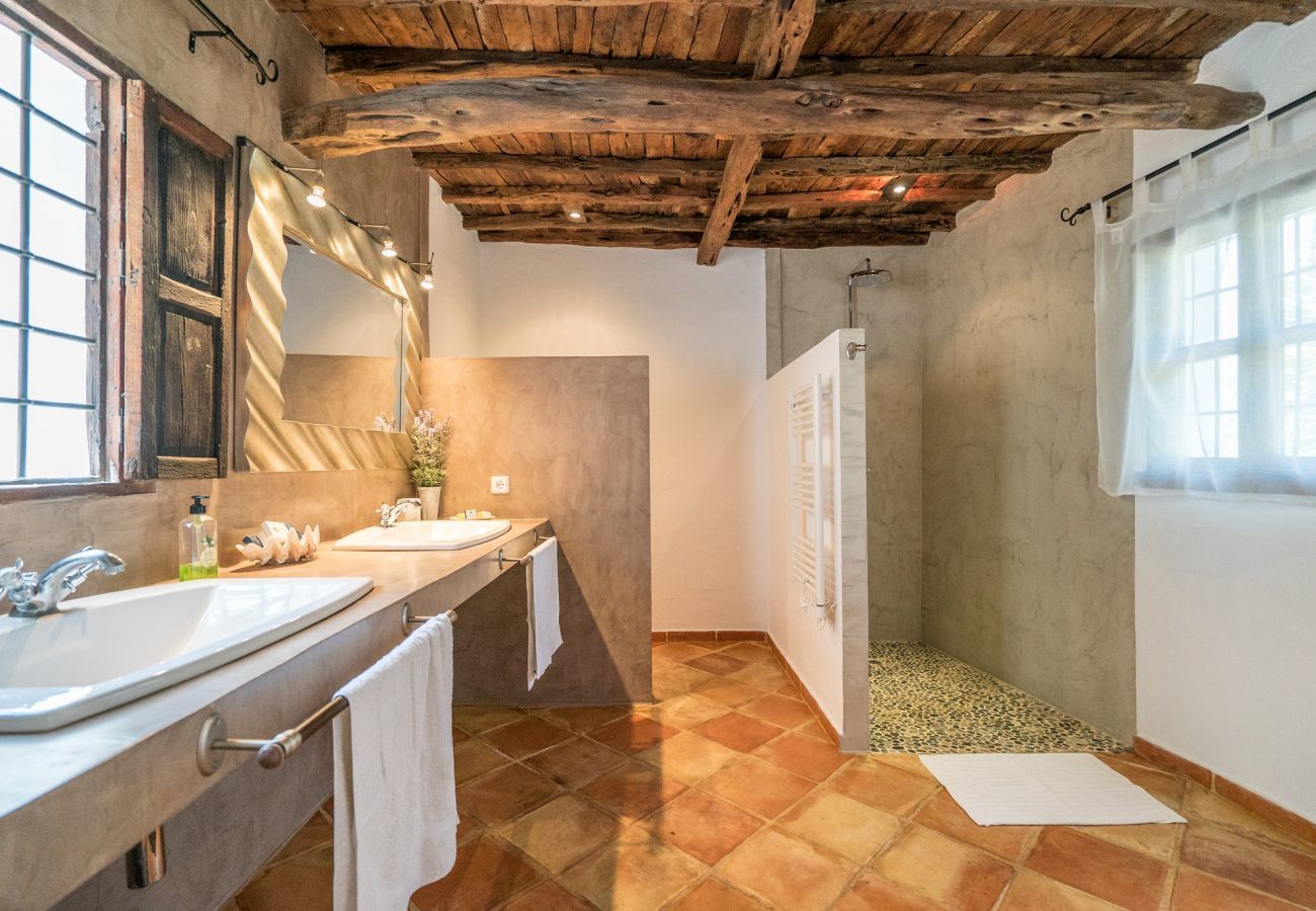 Stylish villa San Agustin with rural location, privacy and private pool. Walking distance from the village of San Agustin. 