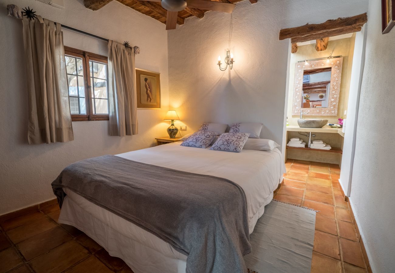 Stylish villa San Agustin with rural location, privacy and private pool. Walking distance from the village of San Agustin. 