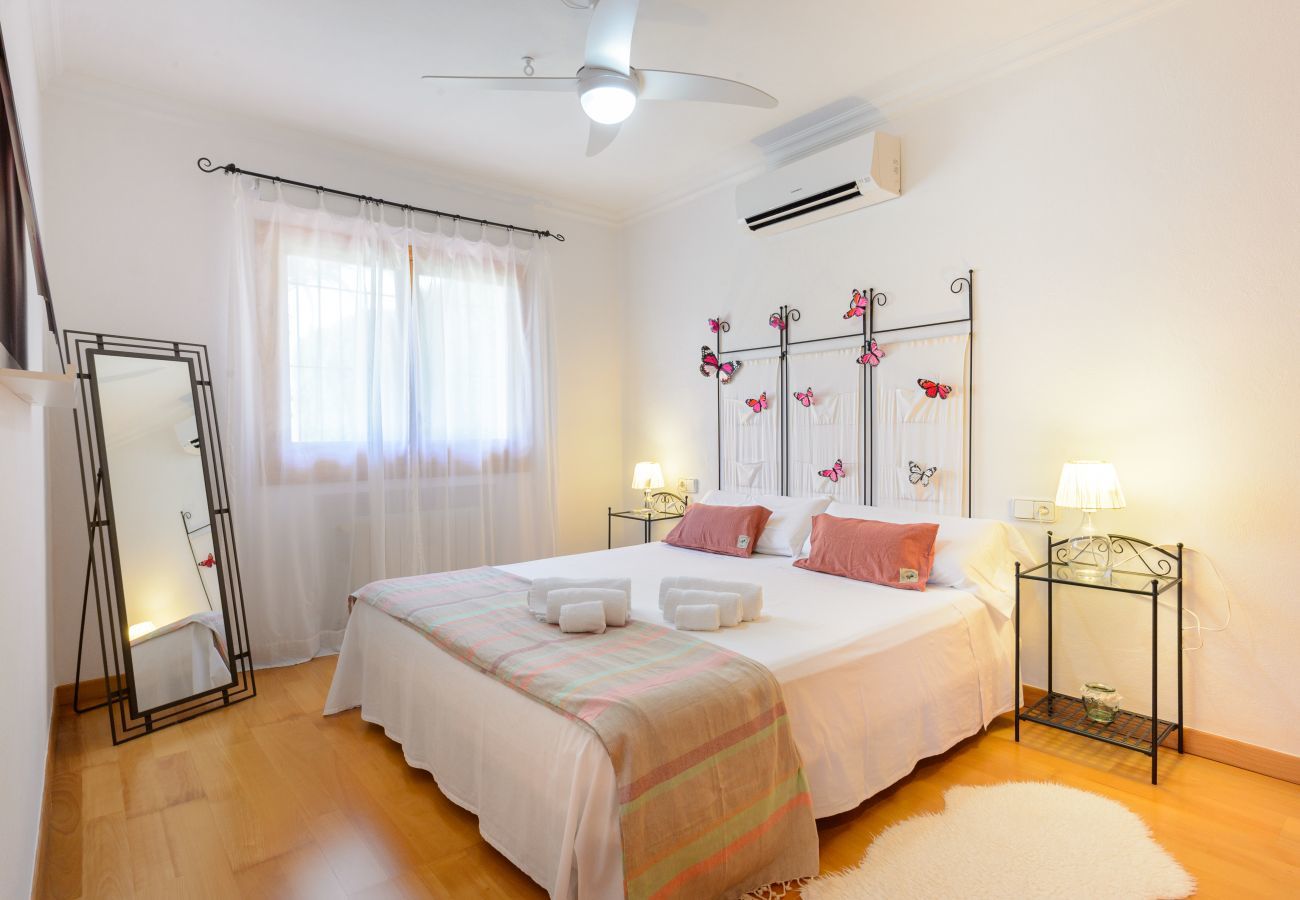 Stylish Spanish villa Casa Maravilla, with private pool, outdoor kitchen and spacious garden with flowers and plants