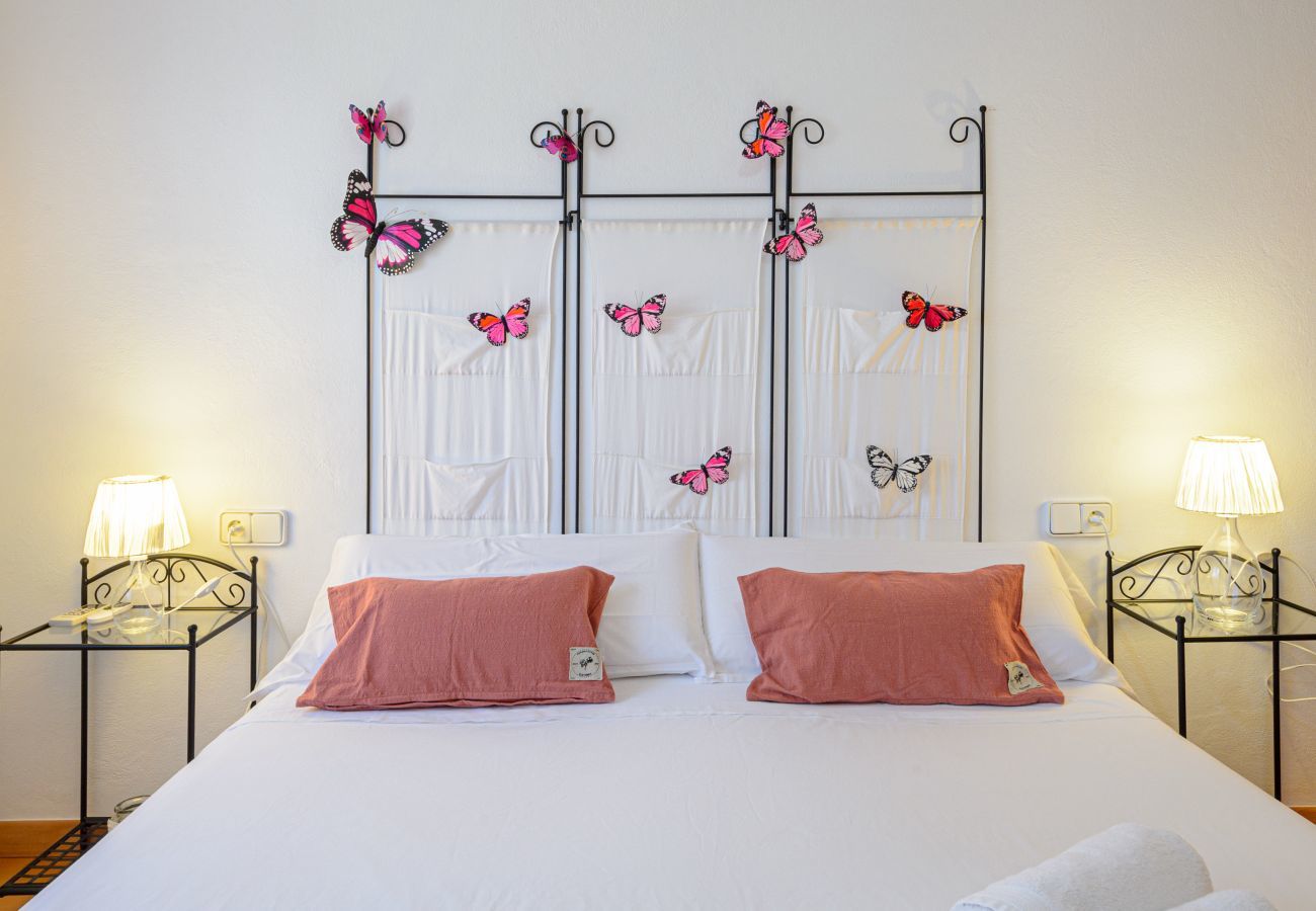 Stylish Spanish villa Casa Maravilla, with private pool, outdoor kitchen and spacious garden with flowers and plants