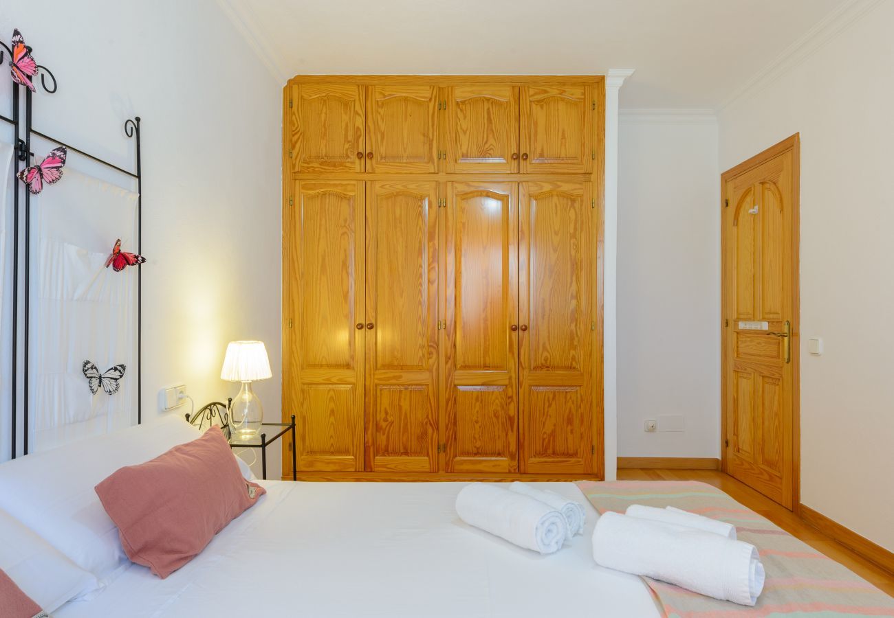Stylish Spanish villa Casa Maravilla, with private pool, outdoor kitchen and spacious garden with flowers and plants