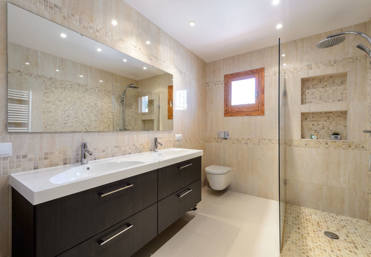 Stylish Spanish villa Casa Maravilla, with private pool, outdoor kitchen and spacious garden with flowers and plants