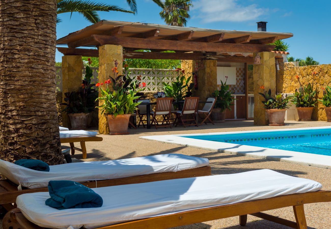 Stylish Spanish villa Casa Maravilla, with private pool, outdoor kitchen and spacious garden with flowers and plants