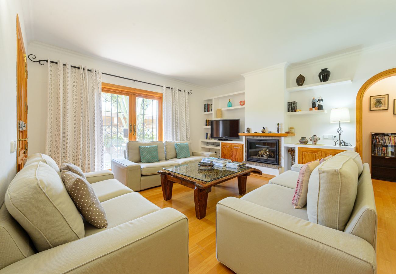 Stylish Spanish villa Casa Maravilla, with private pool, outdoor kitchen and spacious garden with flowers and plants