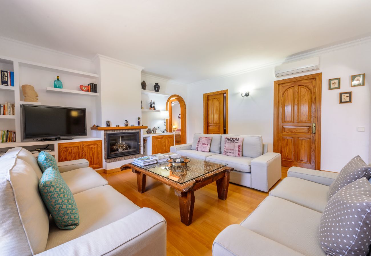 Stylish Spanish villa Casa Maravilla, with private pool, outdoor kitchen and spacious garden with flowers and plants
